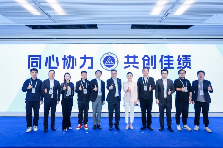 足球報：10家企業(yè)捧場新賽季出征儀式，深圳新鵬城進一步做強做優(yōu)