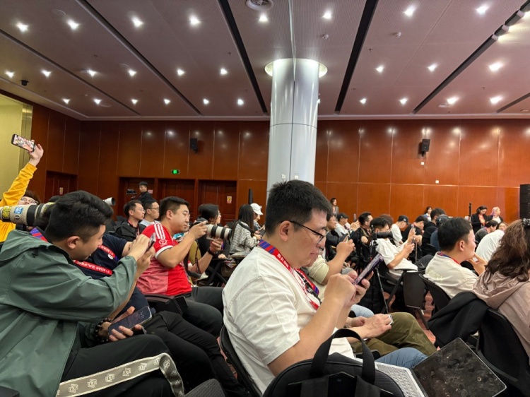 萬眾矚目！記者擠滿國足賽前新聞發(fā)布廳，賽場記者預(yù)計超300人